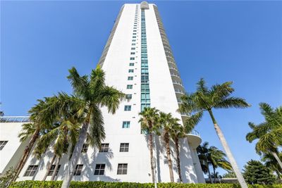 701 - 3000 Oasis Grand Boulevard, Condo with 3 bedrooms, 2 bathrooms and null parking in Fort Myers FL | Image 1