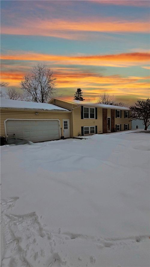 8 Trefoil Ln, Brockport, NY, 14420-2524 | Card Image