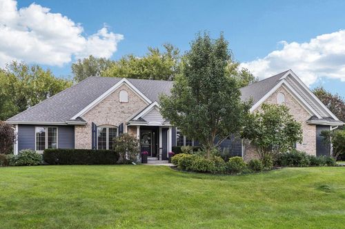 460 E Red Pine Circle, Dousman, WI, 53118 | Card Image