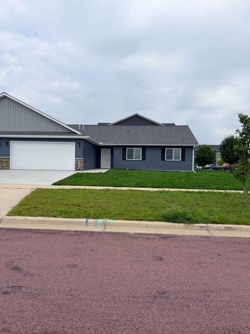 2025 Clark St, Saint Peter, MN, 56082-7527 | Card Image