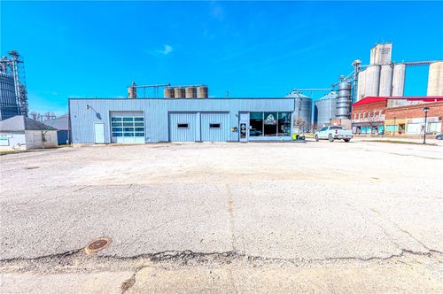 100 S Main St, Moweaqua, IL, 62550-1128 | Card Image