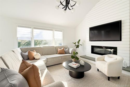 121 Ponquogue Ave, Hampton Bays, NY, 11946-2503 | Card Image