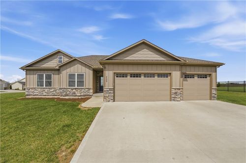 2500 Burris Dr, Harrisonville, MO, 64701 | Card Image