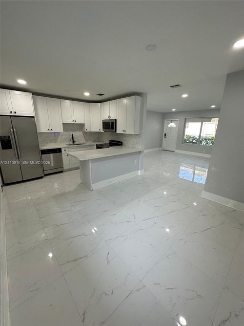 8-8 Nw 169th St, North Miami Beach, FL, 33169 | Card Image