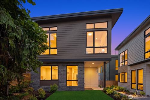 543 16th Ave W, Kirkland, WA, 98033-4826 | Card Image