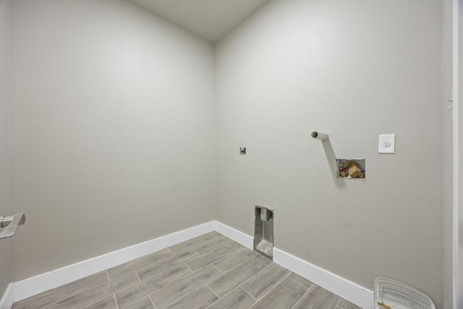 Laundry room with washer hookup, electric dryer hookup, laundry area, and wood tiled floor | Image 9