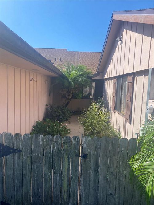 20 Andrea Dr, New Smyrna Beach, FL, 32168-6137 | Card Image