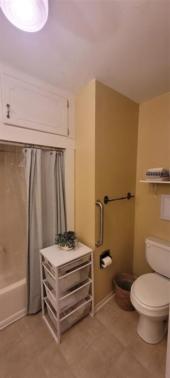 Main bathroom. | Image 22
