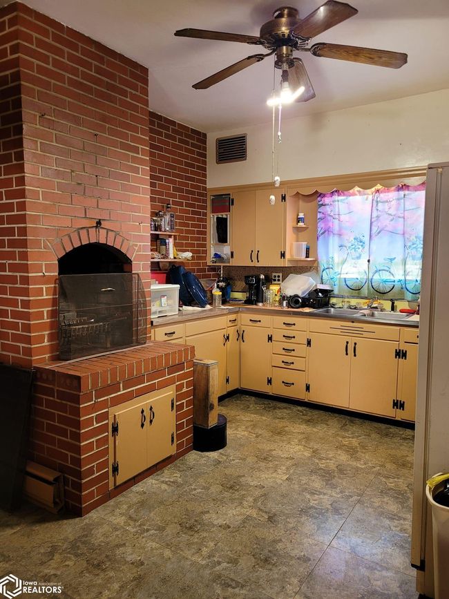 202 N West St, House other with 4 bedrooms, 2 bathrooms and null parking in Sigourney IA | Image 6