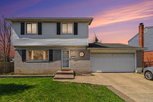 111 Central Ct, Garden City, MI, 48135-2735 | Card Image