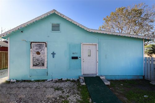 1025 Denver St, Portland, TX, 78374-2045 | Card Image