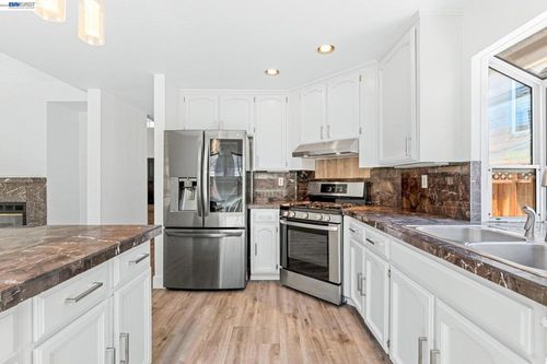1059 Bellflower St, Livermore, CA, 94551-6927 | Card Image