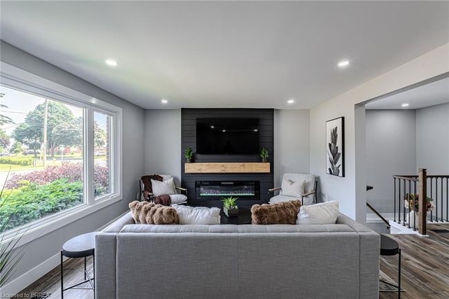 112 Wood St, House other with 5 bedrooms, 2 bathrooms and 4 parking in Brantford ON | Image 5