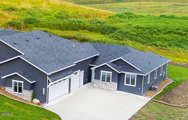 2020 Prairie Hawk Dr, Townhouse with 3 bedrooms, 2 bathrooms and null parking in Bismarck ND | Image 33