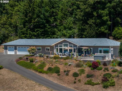 1561 N Laurel St, Coquille, OR, 97423-1093 | Card Image