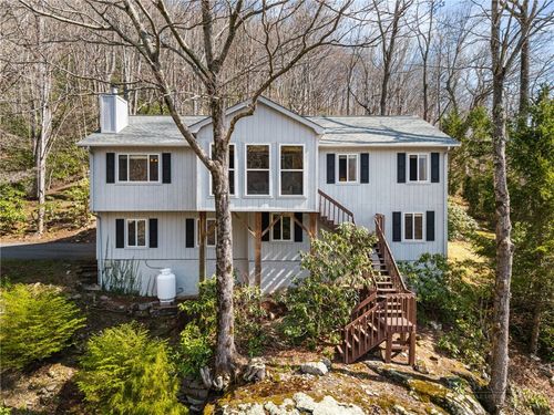 220 Woodwinds Ln, Seven Devils, NC, 28604-7914 | Card Image