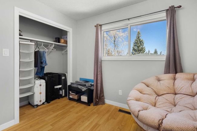 379 Rundleview Drive Ne, Home with 3 bedrooms, 2 bathrooms and 2 parking in Calgary AB | Image 17