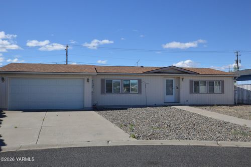 6820 Manor Way, Yakima, WA, 98908-5514 | Card Image