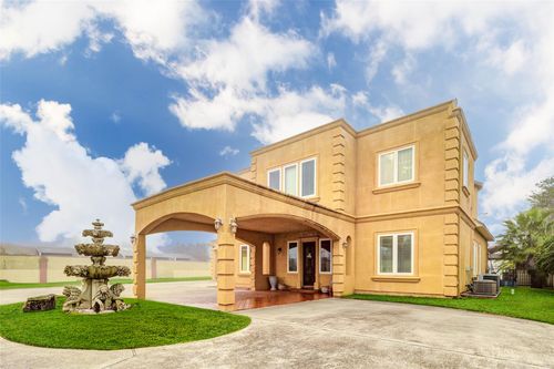 2732 Broadway St, Dickinson, TX, 77539-8718 | Card Image