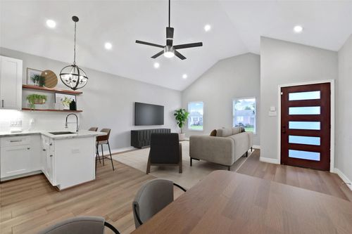 411 E 37th St, Houston, TX, 77018-6535 | Card Image