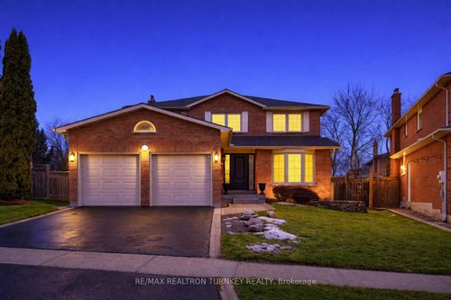 70 Keffer Cir, Newmarket, ON, L3X1R8 | Card Image