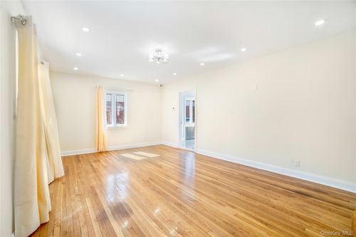 81-28 252nd St, Bellerose, NY, 11426-2530 | Card Image