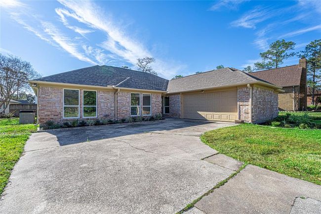 8006 17 Th Green Dr, House other with 3 bedrooms, 2 bathrooms and 2 parking in Humble TX | Image 4