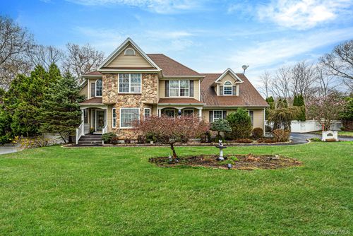 17 Holmes Ave, Eastport, NY, 11941-1442 | Card Image