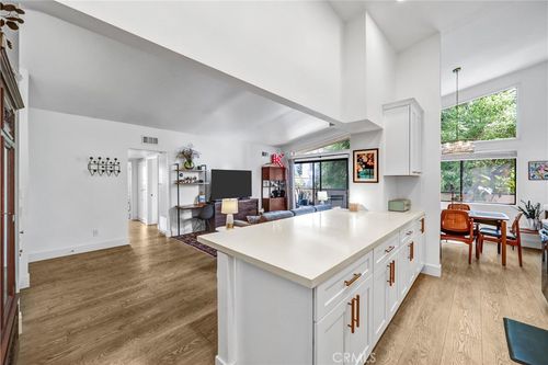 201-5805 Whitsett Ave, Valley Village, CA, 91607-3512 | Card Image
