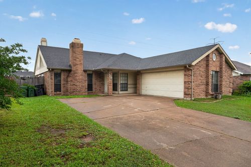 5209 Nocona Ln, Arlington, TX, 76018-2008 | Card Image