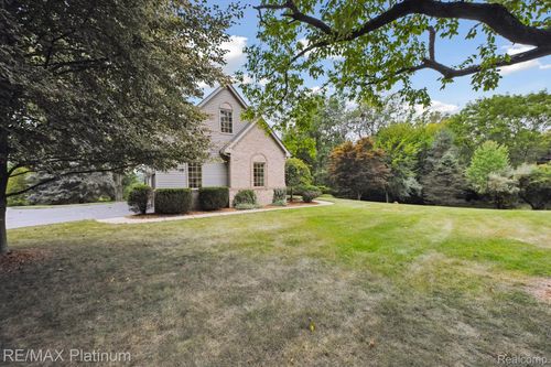 8872 Thornapple Dr, Pinckney, MI, 48169-9268 | Card Image
