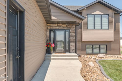 643 Flint Dr, Bismarck, ND, 58503-5709 | Card Image
