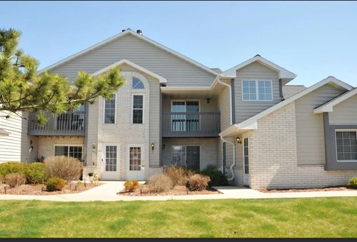 W240N2566 E Parkway Meadow Cir, Pewaukee, WI, 53072-5837 | Card Image