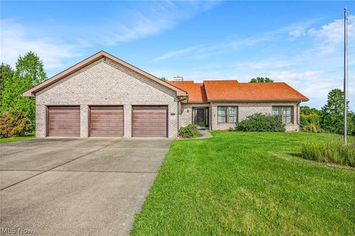 704 Colliers Way, Weirton, WV, 26062-5015 | Card Image
