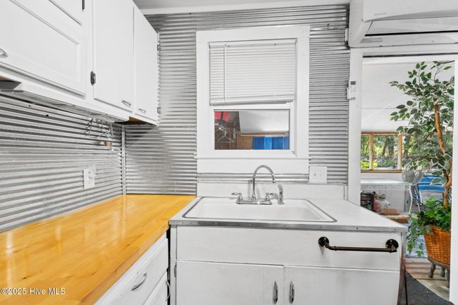 306 Ne 55 Th St, House other with 3 bedrooms, 1 bathrooms and null parking in Oak Island NC | Image 13