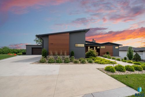 1608 S Scarlet Oak Pl Place, Sioux Falls, SD, 57110-7711 | Card Image