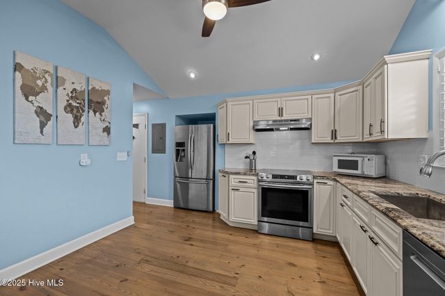 247 Bay View Blvd, House other with 4 bedrooms, 3 bathrooms and 1 parking in Atlantic Beach NC | Image 4