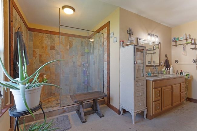 Primary Bathroom | Image 15