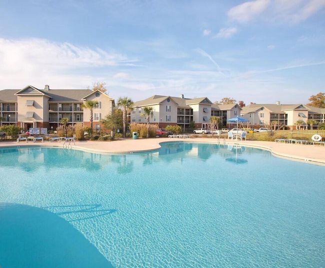 Pool & buildings | Image 30