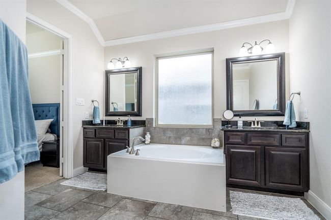 Jetted tub, separate vanity spaces. | Image 27