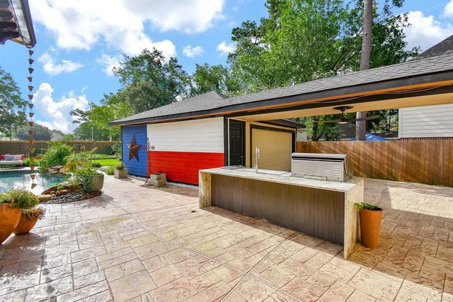 Just off of the second set of French doors is this wonderul outdoor kitchen. | Image 46