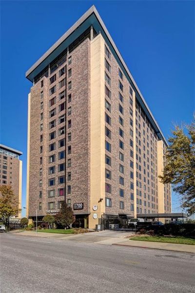 11J - 700 E 8th Street, Condo with 2 bedrooms, 2 bathrooms and null parking in Kansas City MO | Image 2