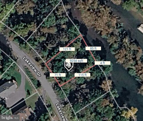 1231 Lakeview Dr, CROSS JUNCTION, VA, 22625-2516 | Card Image