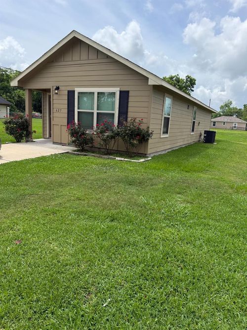 627 W Live Oak St, Angleton, TX, 77515-4263 | Card Image