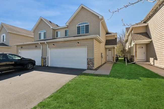 Wonderful curb appeal here. You will be proud to have your guests pull into your driveway! | Image 7