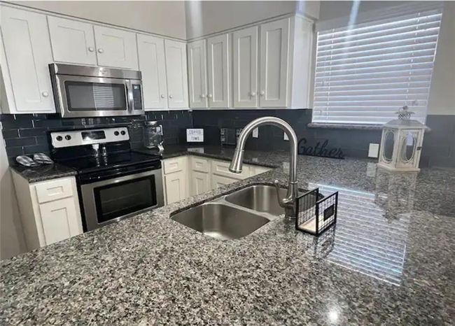129 April Point Dr N, Townhouse with 3 bedrooms, 3 bathrooms and null parking in Montgomery TX | Image 4