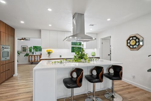 3005 Leaning Oak Cir, Austin, TX, 78704-4831 | Card Image