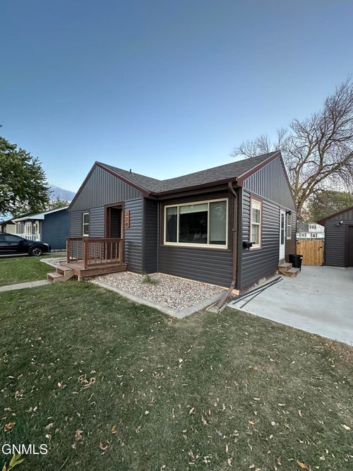 328 12th Ave Ne, Jamestown, ND, 58401-3742 | Card Image