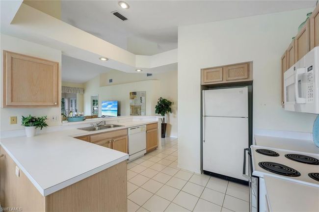 APT-201 - 736 Wiggins Lake Dr, Condo with 2 bedrooms, 2 bathrooms and 1 parking in NAPLES FL | Image 4