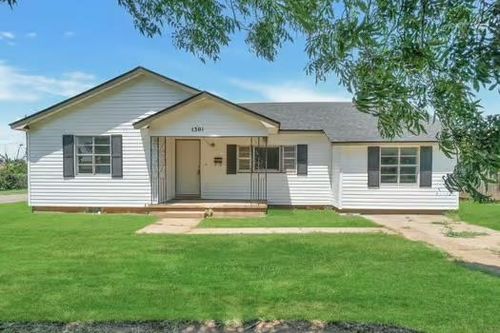1301 N Crain St, Altus, OK, 73521-2425 | Card Image
